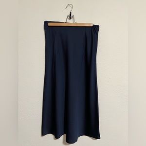 J. Crew navy silk-like midi skirt with elastic waist.
Size Small. New with tags